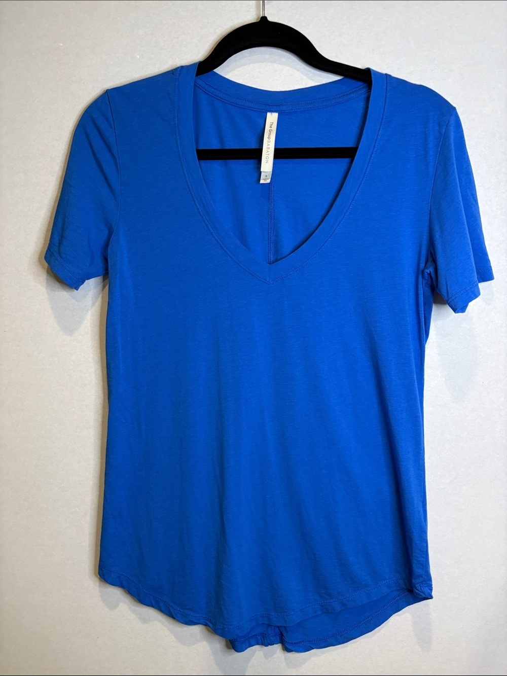 Aritzia the Group by Babaton - Foundation V-neck T-shirt Small. Royal Blue